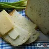 Хлеб с сыром и зеленым луком
