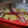 Витаминный салат из белой фасоли и красного лука