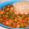 Рыба с овощами и оливками с рисом на гарнир