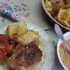 Куриные бедра с помидором и картофелем в сметанном соусе
