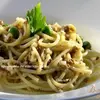 Спагетти с мясным соусом и зеленым горошком