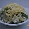 Огуречный салат с картофельными чипсами
