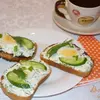 Гренки с творожной массой и яцом.