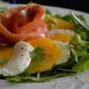 Салат с моцареллой, апельсином и копченой семгой