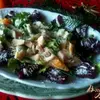 Салат с мандаринами, свеклой и копченой рыбой