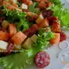 Салат с дыней,сыром и копчеными колбасками