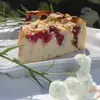 Вишнево-творожный пирог с миндалем