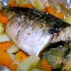 Скумбрия с овощами, запечённая в фольге