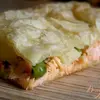 Слоеный пирог с форелью, картофелем и зеленым горошком