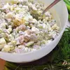 Салат картофельный, с копчёными сосисками.