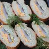 Закусочный багет с сельдью и разноцветным маслом