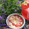 Необычный десерт из камембера и клубники