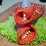 Рулетики из колбасы с сыром и зеленью