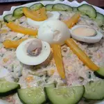 Салат из риса, тунца, горошка и кукурузы
