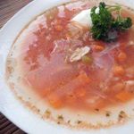 Томатный суп из курицы с луком-пореем