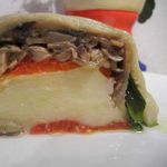 Картофельный рулет с грибами и овощами