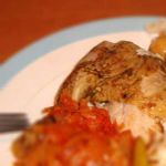 Курица запеченная с яблоками и черносливом