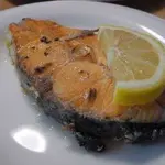 Лосось жареный с лимоном