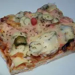 Пицца с колбасой и грибами