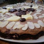 Кекс с миндалем и кокосом в глазури