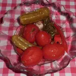 Маринованные помидоры с огурцами и перцем