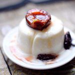 Панна котта (panna cotta) со сливовым соусом