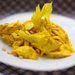 Салат с курицей и манго