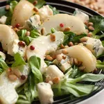 Салат с грушей и голубым сыром