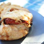 Куриная грудка с вялеными томатами и козьим сыром