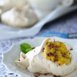 Меренги с розовым перцем и курдом из маракуйи