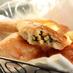 Слоеные пирожки с яйцом и зеленым луком