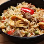 Рис со свининой, овощами и омлетом