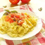 Домашняя паста с томатным соусом и базиликом