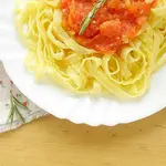 Паста с томатным соусом и розмарином