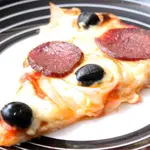 Пицца с колбасой