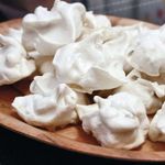 Безе (меренги) с орехами