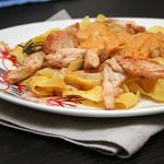 Паста с курицей и сливочным соусом