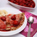 Банановые блинчики с клубничным соусом