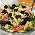 Итальянский салат с сыром и макаронами