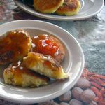 Кукурузные сырники с вяленой грушей