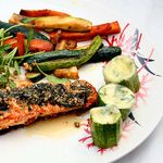 Семга под сыром с овощами