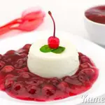 Миндальное бланманже с вишневым соусом