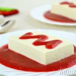 Творожный десерт с клубничным соусом