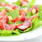 Салат с клубникой и сметанным соусом