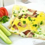 Яичница с беконом и зеленым луком