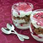 Десерт из шоколадного печенья, сливок и малиновой карамели