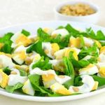 Салат с рукколой и яйцами
