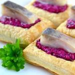 Слойки со свекольной начинкой и селедкой