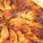 Пирог с яблоками и корицей