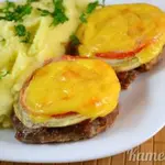 Котлеты в духовке с овощами и сыром